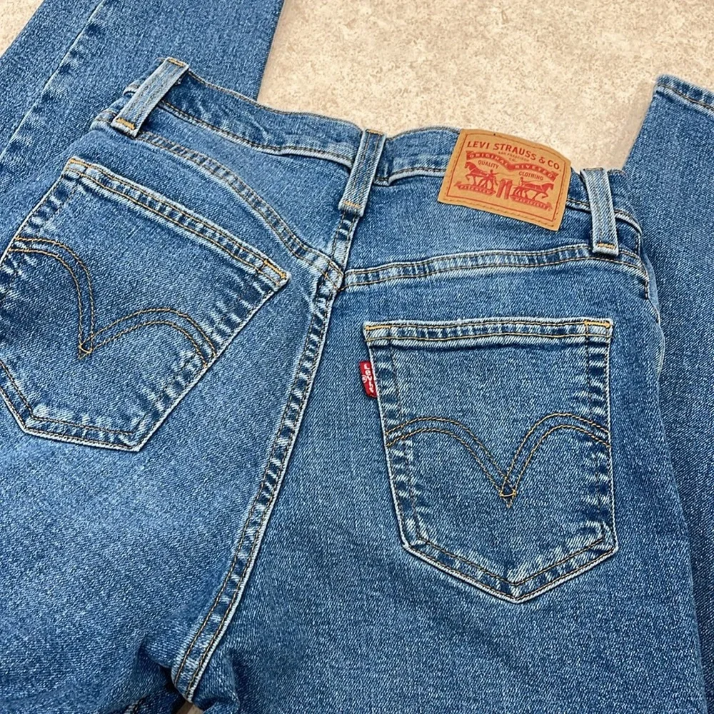 WOMENS LEVI’S HIGH WAISTED MOM JEAN IN A MEDIUM BLUE WASH DENIM 80’s VIBE… - Picture 11 of 11